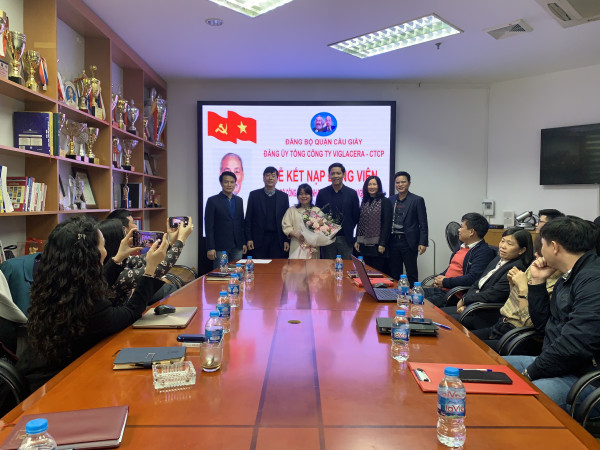 Đảng ủy TCT Viglacera tổ chức kết nạp đảng cho quần chúng ưu tú thuộc Chi bộ Công ty cổ phần Kinh doanh Gạch ốp lát Viglacera